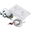 Metallhalterung mit Messinganschluss, aufgewickeltes Kabel mit rotem und schwarzem Stecker, Anleitungspapier mit Diagrammen sowie Schraube und Scheibe auf weißem Hintergrund