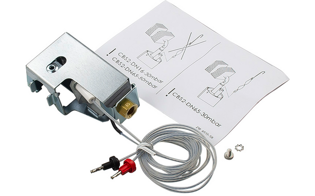 Metallhalterung mit Messinganschluss, aufgewickeltes Kabel mit rotem und schwarzem Stecker, Anleitungspapier mit Diagrammen sowie Schraube und Scheibe auf weißem Hintergrund