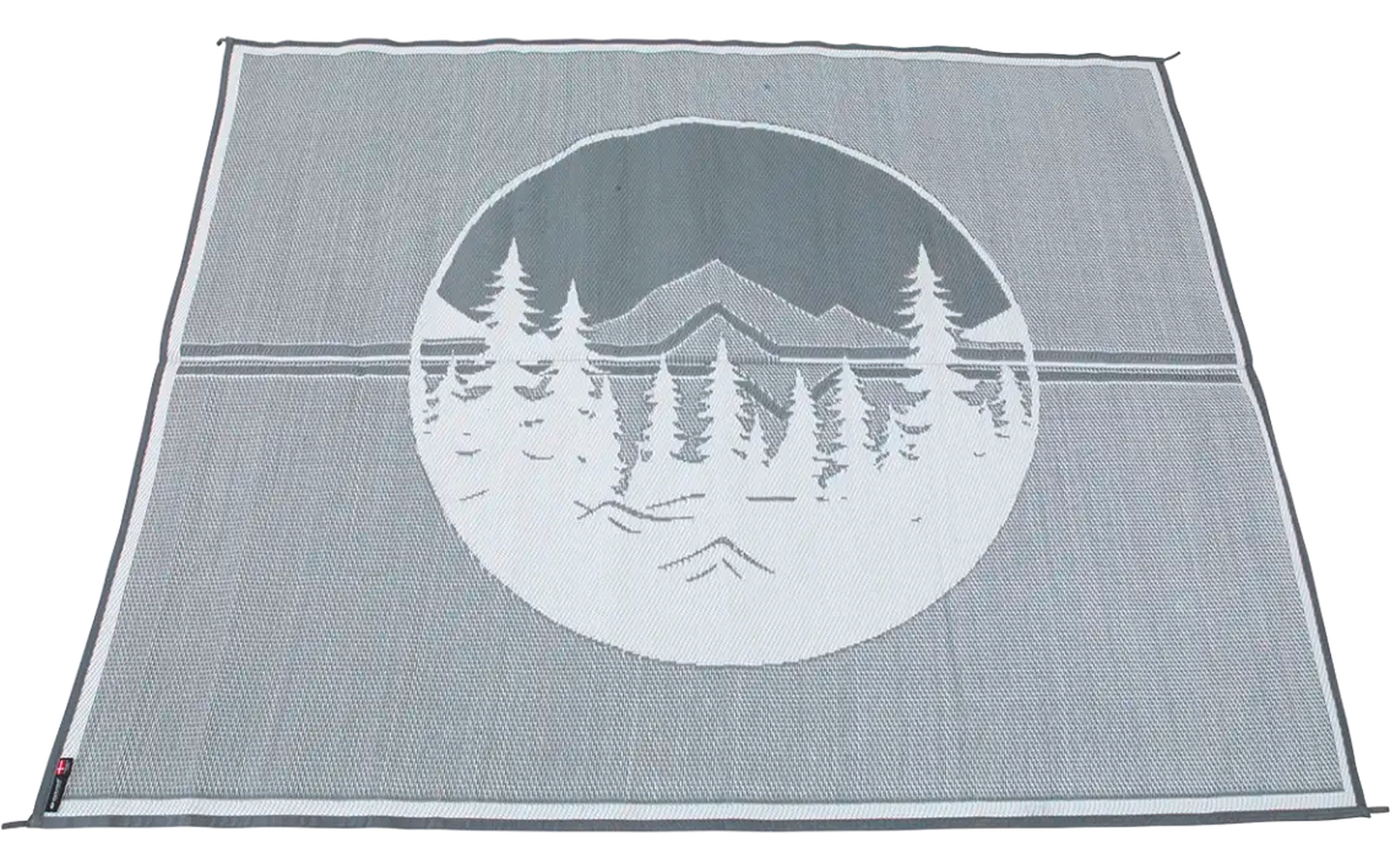 Ein grauer Teppich mit einem weißen Kreis, in dem Tannenbäume und Berge zu sehen sind