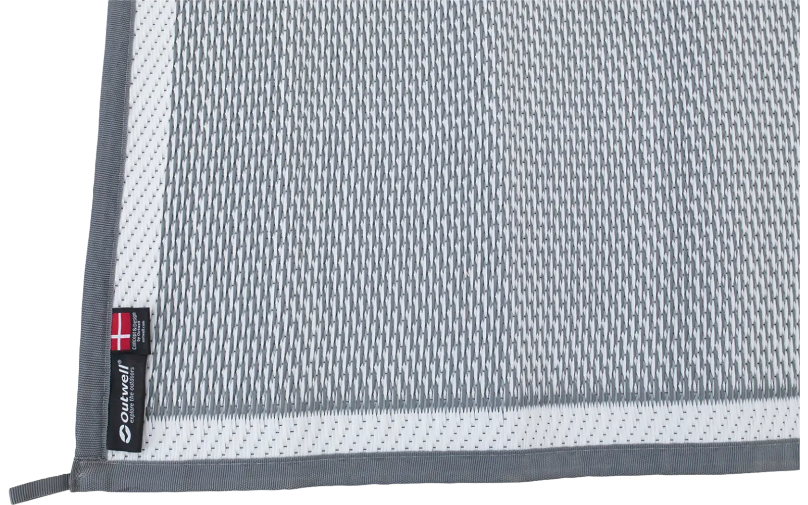 Detailaufnahme eines grauen Netzes mit schwarzem Rahmen und rotem Logo