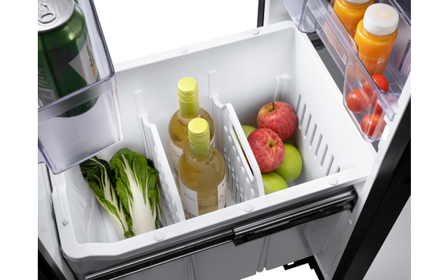 Open koelkast met groenten, flessen en fruit in lades