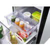 Open koelkast met doorzichtige compartimenten met sapflessen, yoghurtbekers en voedselitems