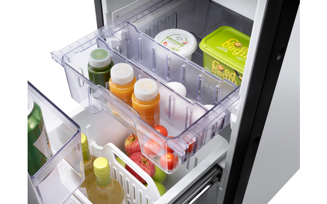 Open koelkast met doorzichtige compartimenten met sapflessen, yoghurtbekers en voedselitems