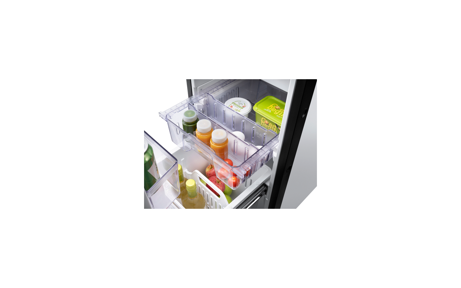 Open koelkast met doorzichtige compartimenten met sapflessen, yoghurtbekers en voedselitems