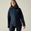 Person in dunkelblauer Jacke mit Reißverschluss und grauem Stirnband, frontal stehend, Hände seitlich, heller Hintergrund