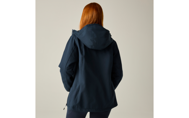 Person von hinten mit roten Haaren, dunkelblaue Jacke mit Kapuze, heller einfarbiger Hintergrund
