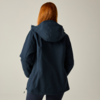 Person von hinten mit roten Haaren, dunkelblaue Jacke mit Kapuze, heller einfarbiger Hintergrund