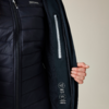 Geöffnete dunkelblaue gesteppte Jacke, Innenseite mit weißem Reißverschlussfach, Hand hält die Jacke offen, weiße Piktogramme innen