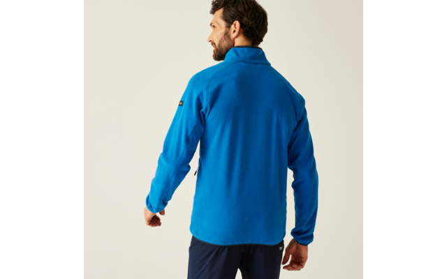 Mann von hinten in blauem Pullover vor hellem Hintergrund