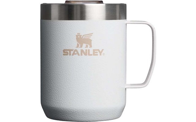 Weiße Tasse mit Henkel rechts, silberner Edelstahlrand oben, strukturierte Oberfläche, goldbeige 'STANLEY'-Schriftzug und Symbol auf der Vorderseite