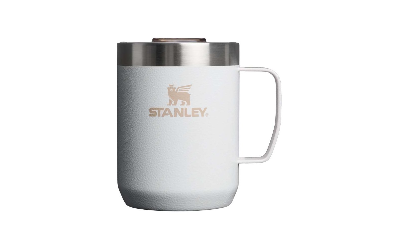 Weiße Tasse mit Henkel rechts, silberner Edelstahlrand oben, strukturierte Oberfläche, goldbeige 'STANLEY'-Schriftzug und Symbol auf der Vorderseite