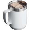 Weißer isolierter Becher mit Henkel, Edelstahlrand und durchsichtigem Deckel mit Schiebeöffnung