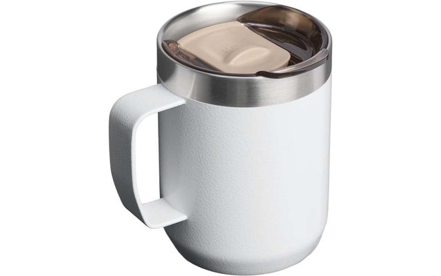 Weißer isolierter Becher mit Henkel, Edelstahlrand und durchsichtigem Deckel mit Schiebeöffnung