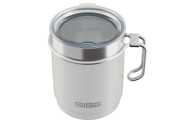 Weißer zylindrischer Becher mit durchsichtigem Deckel, Metallrand, seitlichem klappbarem Griff und Schriftzug "SIGG" auf der Vorderseite