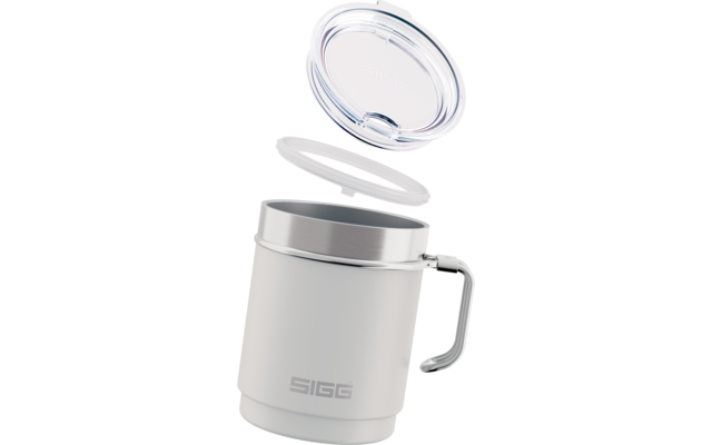 Weiß-grauer Becher mit Henkel, Metallrand, geöffneter Kunststoffdeckel mit sichtbarer Dichtung und transparentem Deckel oberhalb