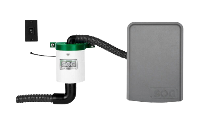 Kleines technisches Gerät mit schwarzen Schläuchen und grauer Box auf weißem Hintergrund