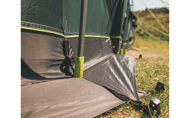 Nahaufnahme eines Zelts mit abgespanntem Stoff und grünem Zeltspriegel
