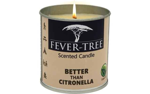 Weiße Kerze in einem Glas mit dem Aufdruck 'FEVER-TREE Scented Candle Better than Citronella'