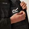 Hand öffnet die Innenseite einer schwarzen Jacke mit sichtbarem weißen Logo