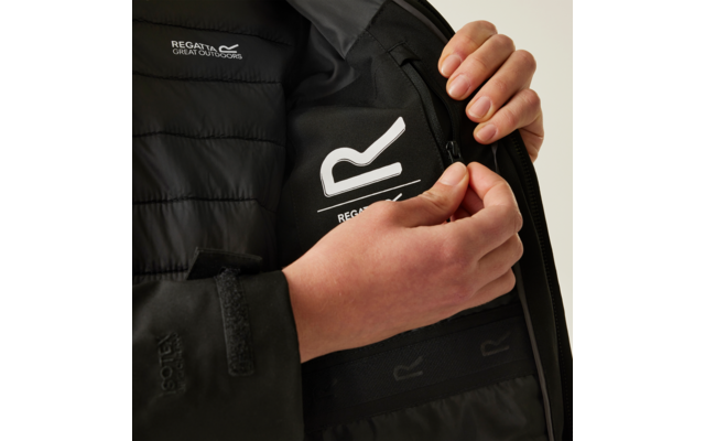 Hand öffnet die Innenseite einer schwarzen Jacke mit sichtbarem weißen Logo