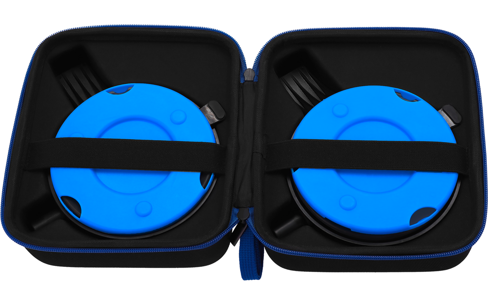 Offenes schwarzes Hartschalenetui mit Reißverschluss; innen zwei runde blaue Scheiben, jeweils von schwarzem Band gehalten; schwarzer Innenraum mit Aussparungen