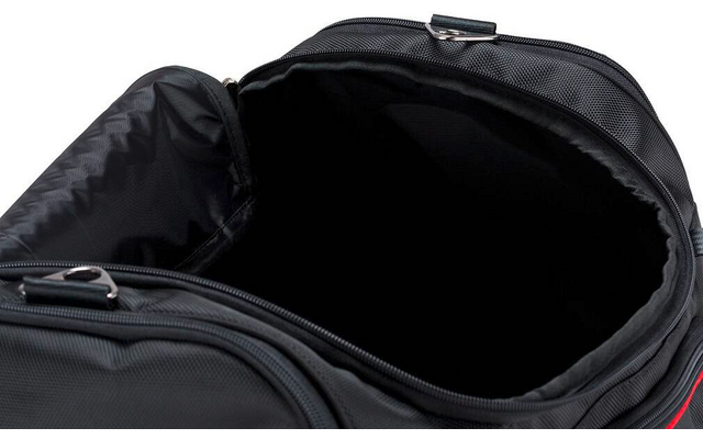 Offener schwarzer Rucksack mit leerem Innenfach, geöffnetem Reißverschluss und sichtbarer Vordertasche