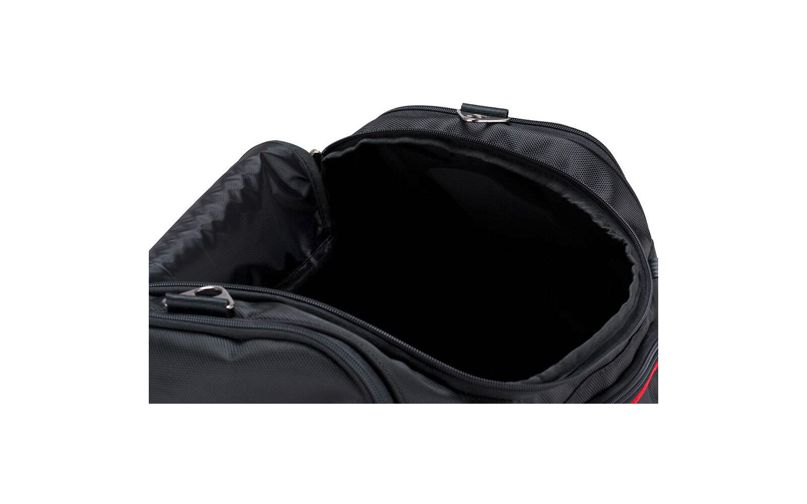 Offener schwarzer Rucksack mit leerem Innenfach, geöffnetem Reißverschluss und sichtbarer Vordertasche