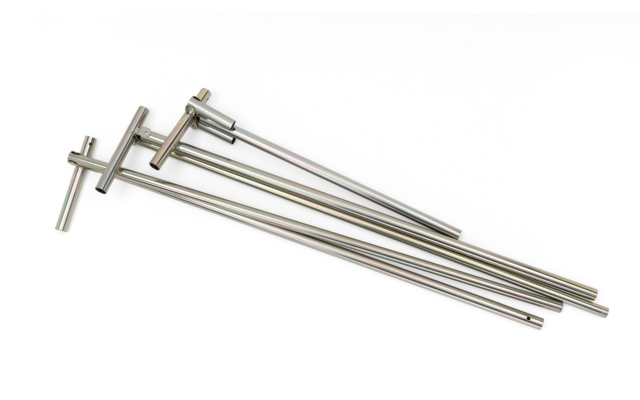 Meerdere lange metalen staven met T-vormige handvatten op een witte achtergrond