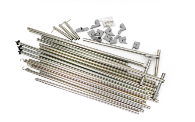 Meerdere dunne zilverkleurige metalen staven met haakjes en schroefdraad, daarnaast meerdere kleine zilverkleurige metalen plaatjes op een witte achtergrond