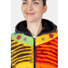 Person von Brust bis Kinn sichtbar, lächelnd, trägt bunte Jacke mit Reißverschluss, schwarzer Kapuze und Blumenverzierungen, vor weißem Hintergrund