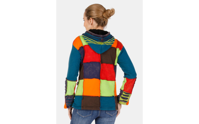 Person von hinten mit hochgestecktem Dutt, trägt bunte Patchwork-Kapuzenjacke mit quadratischen Feldern und Jeans, heller Hintergrund