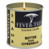 Eine brennende Kerze in einem schwarzen Glas mit dem Etikett ‚EVER-TREE Scented Candle Better Than Citronella‘