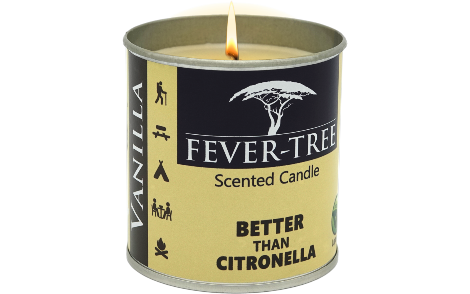 Eine brennende Kerze in einem schwarzen Glas mit dem Etikett ‚EVER-TREE Scented Candle Better Than Citronella‘