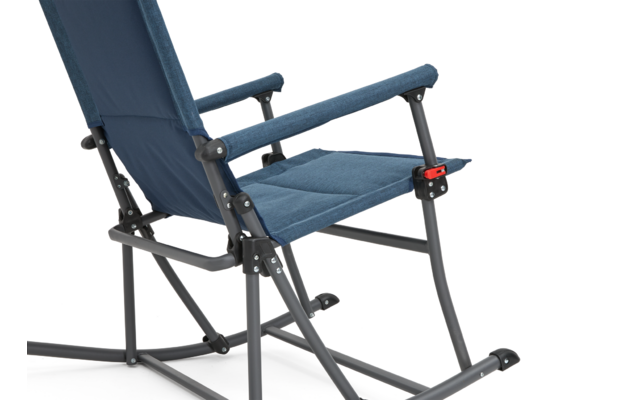 Blauer gepolsterter Stuhl mit Rückenlehne und Armlehnen auf grauem Metallgestell, seitlich roter Kunststoffhebel, weißer Hintergrund