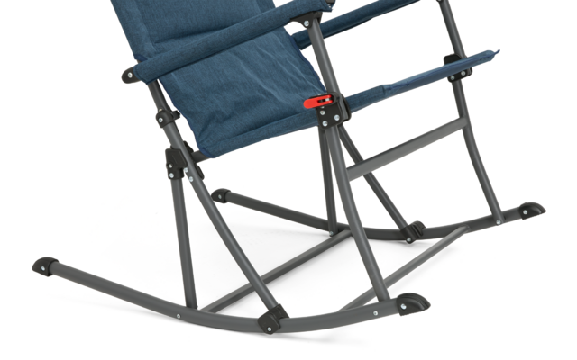 Teilansicht eines blauen Stoffstuhls mit grauem Metallgestell, gebogenen Schaukelkufen und rotem Verriegelungsclip vor weißem Hintergrund