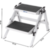 Weiße zweistufige Trittleiter mit schwarzen rutschfesten Stufen und Maßen