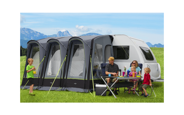 Autocaravana aparcada en un campo verde bajo un cielo nublado