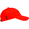 Casquette de baseball rouge, vue latérale avec visière vers la droite, petite étiquette noire au bord arrière, fond blanc