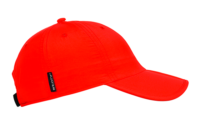 Casquette de baseball rouge, vue latérale avec visière vers la droite, petite étiquette noire au bord arrière, fond blanc