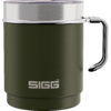 Olivgrüner Becher mit Henkel, silbernem Rand, transparentem Deckel und „SIGG“-Logo auf der Vorderseite
