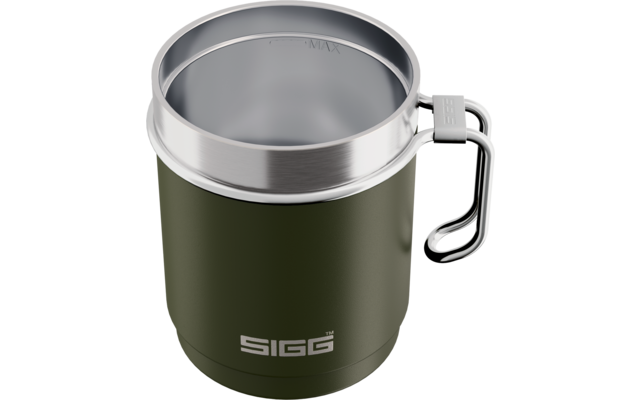 Grüner Becher mit Edelstahlrand und -innenfläche, metallischer Griff rechts und weißes SIGG-Logo vorne