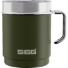 Tasse vert olive avec anse, bord argenté, couvercle transparent et logo «SIGG» sur le devant