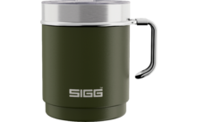 Olivgroene beker met handvat, zilveren rand, transparant deksel en "SIGG"-logo aan de voorkant
