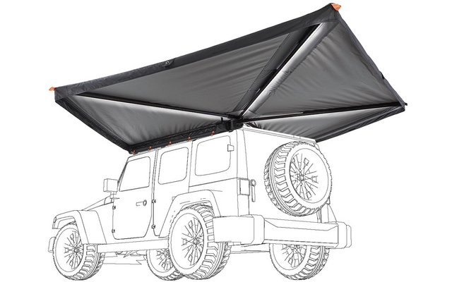 Viertüriger Geländewagen mit montiertem, aufgefaltetem rechteckigem Stoffdach über dem Fahrzeug, grauer Stoff mit orangefarbenen Ecken und sichtbarem Ersatzrad am Heck