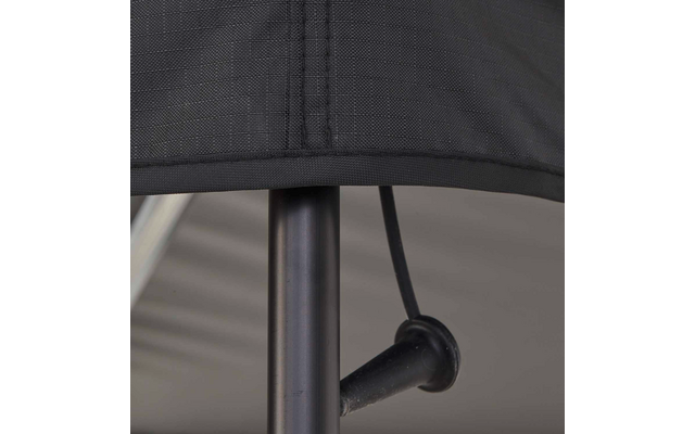 Schwarzer Schirmstoff mit Naht über einem dunklen Metallstab und einer schwarzen Schnur mit Gummipuffer