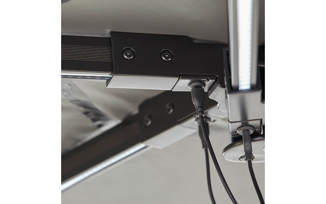 Nahaufnahme einer metallenen Deckenhalterung mit sichtbaren Steckverbindern, Kabeln und LED-Leisten