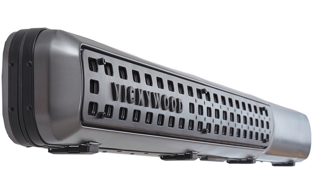 Längliches graues Metallgehäuse mit gelochtem Gitter und Schriftzug 'VICKYWOOD', Seitenansicht auf weißem Hintergrund