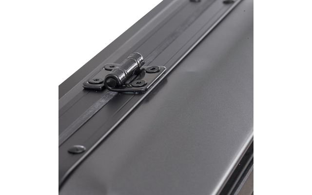 Nahaufnahme eines Metallscharniers mit Schrauben auf einer dunklen Metallfläche