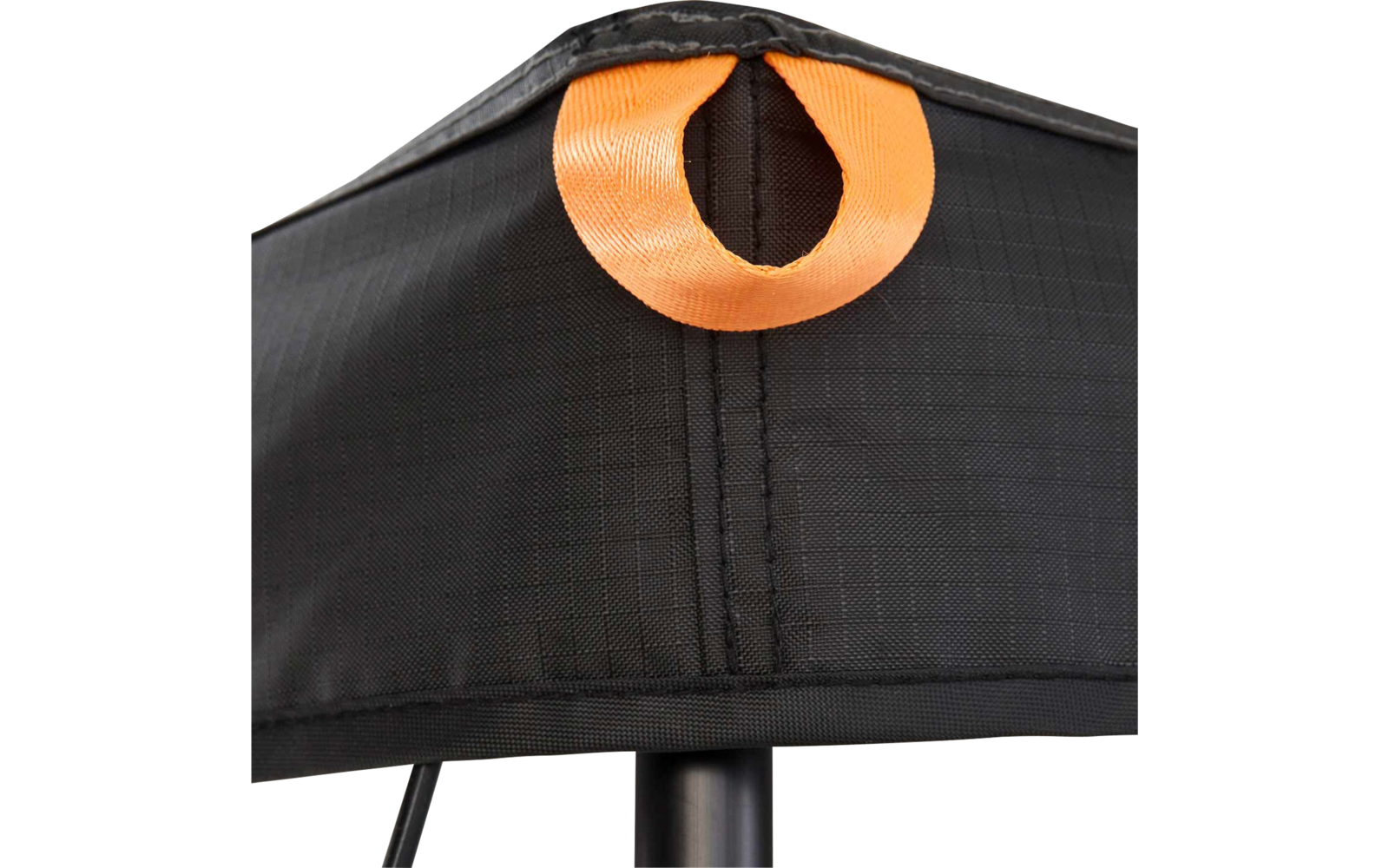 Schwarzer Stoff mit feinrasterigem Muster und einer orangefarbenen Schlaufe oben, sichtbare Nähte und ein senkrechter schwarzer Stab