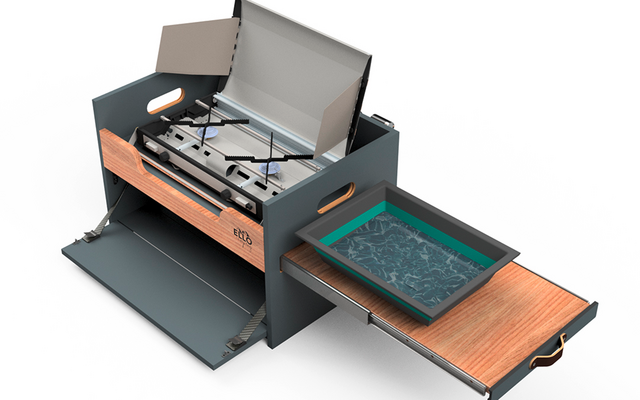 Flachbett-3D-Drucker mit offener Abdeckung und herausgezogenem Bauraum